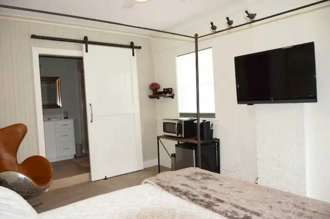 Cozy, Romantic Guest Suite Close To Everything!-1